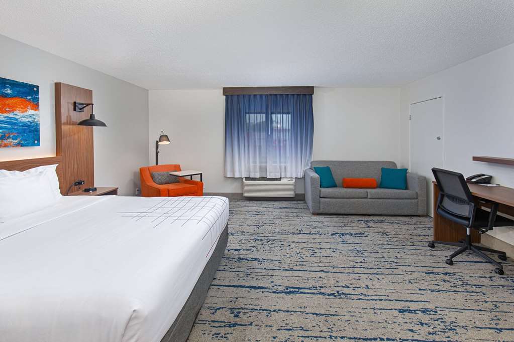 La Quinta Inn & Suites by Wyndham Nashville Airport - photo 20