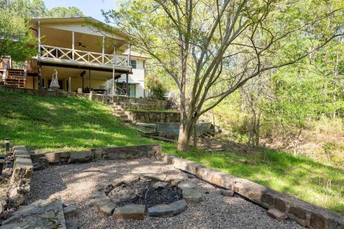 Lakeside Livin' in Fairfield Bay — hotel in Fairfield Bay
