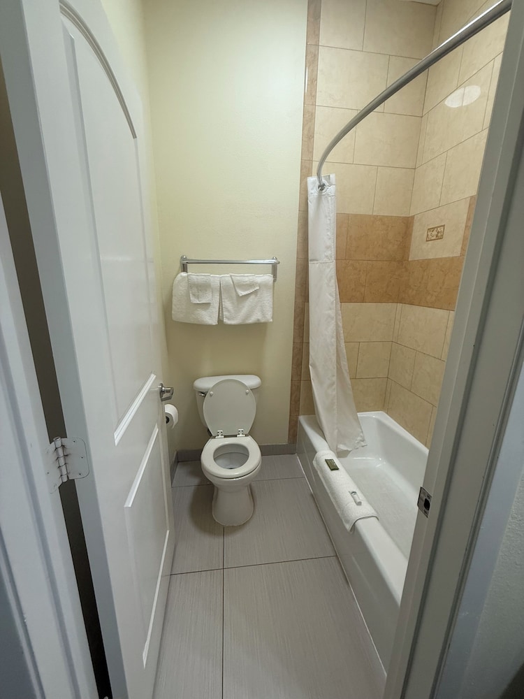Executive Inn and Suites - photo 12