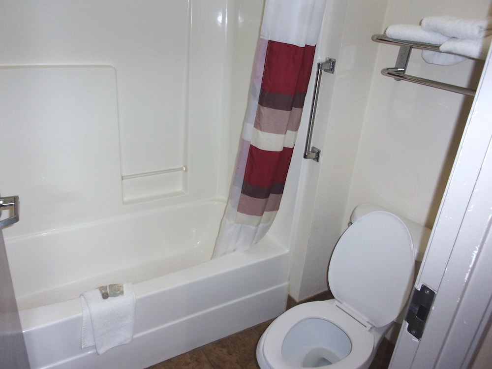 Econo Lodge Inn & Suites - photo 27