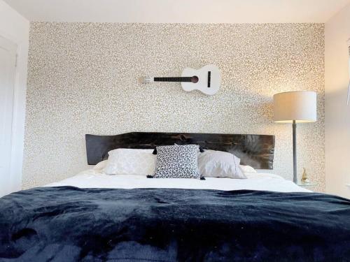 Larry’s Lancaster Landing: with fully fenced yard in Lancaster, United States