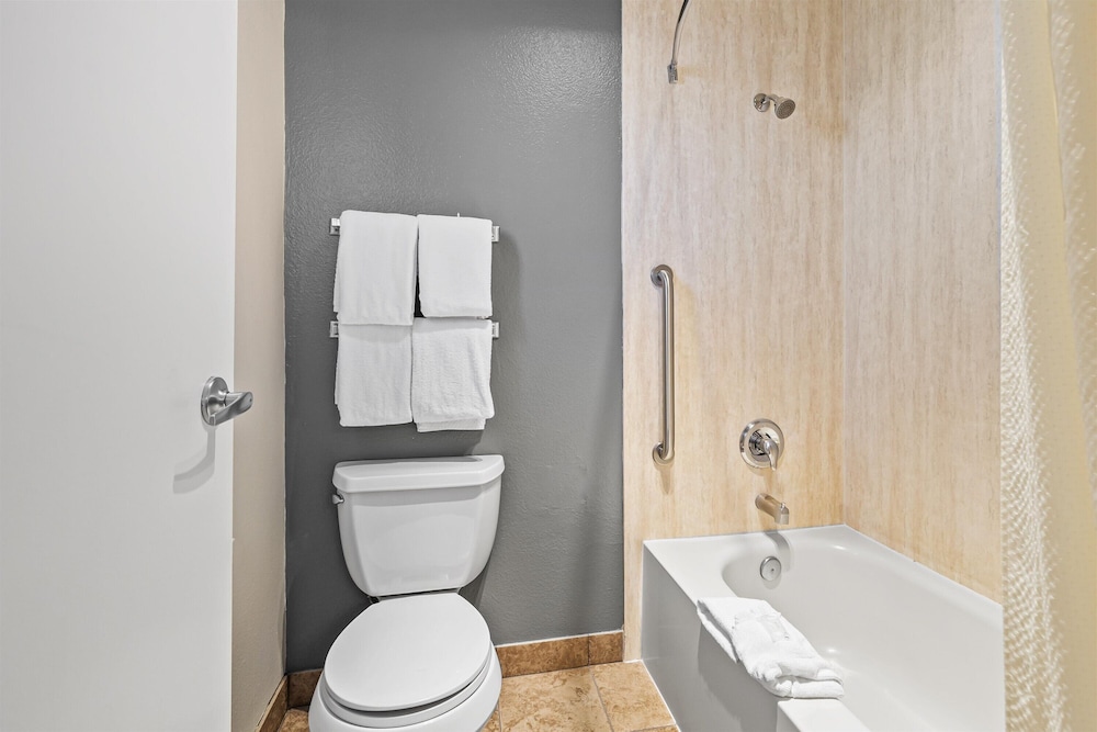 Bend Inn & Suites - photo 18