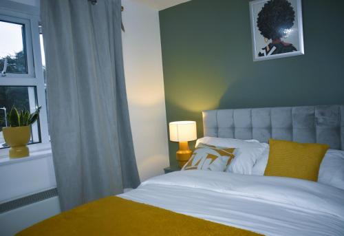 Luxury 2 bed House with 3 beds Free Parking in Dartford Close To Town Centre by Bus Stop Train Station Bluewater Mall 25mins to London City Airport Close to London — 4-Star Luxury Hotel in Dartford, United Kingdom