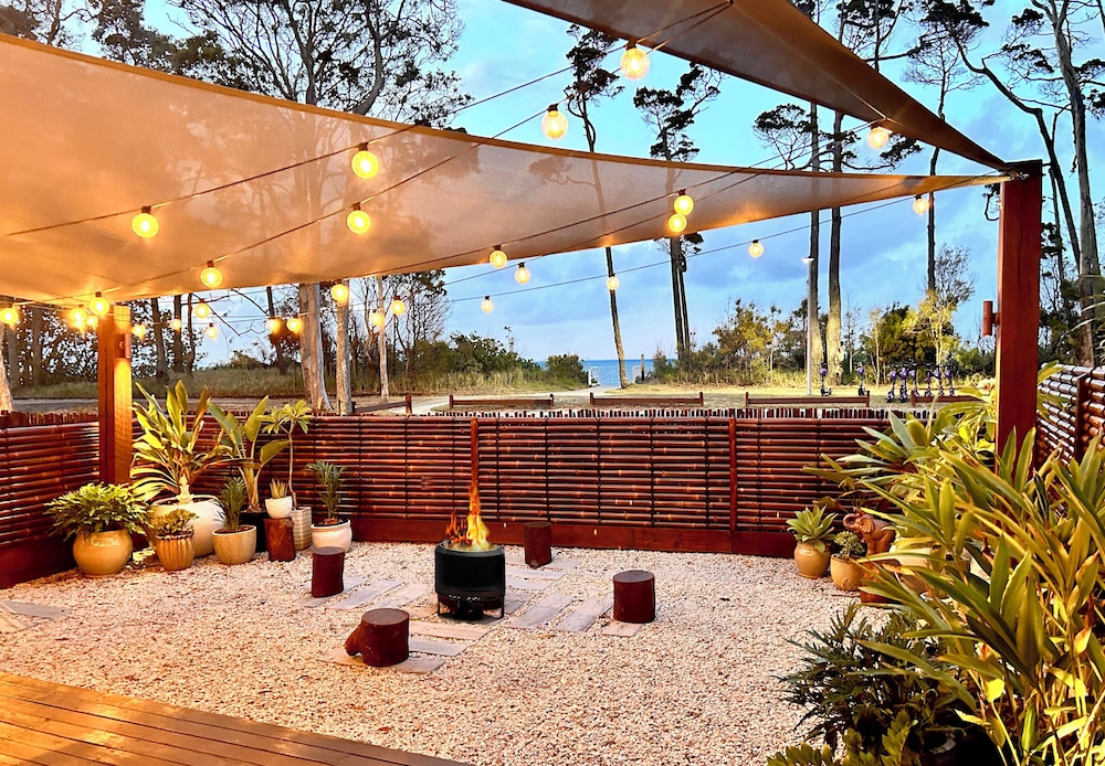 Vila Paus Dua Beachfront Hervey Bay — 4-Star Luxury Hotel in Hervey Bay, Australia