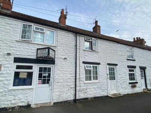 3 Bedroom Cottage Sleeps 5 Village Location