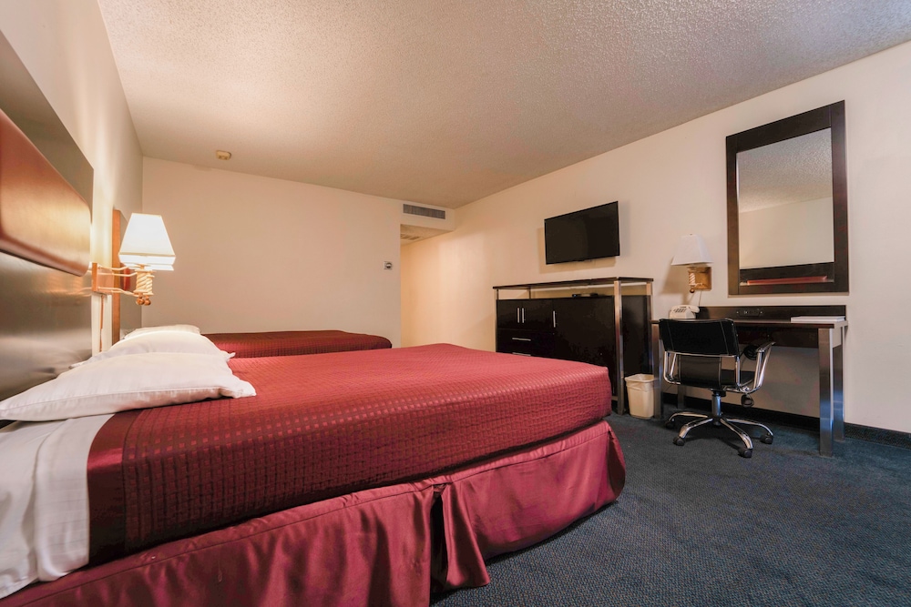 Royal Plaza Inn Indio - photo 40