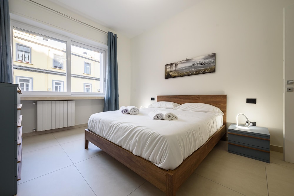 Via Niccol Tommaseo 4 Appartamento 2 — 4-Star Luxury Hotel in Naples, Italy