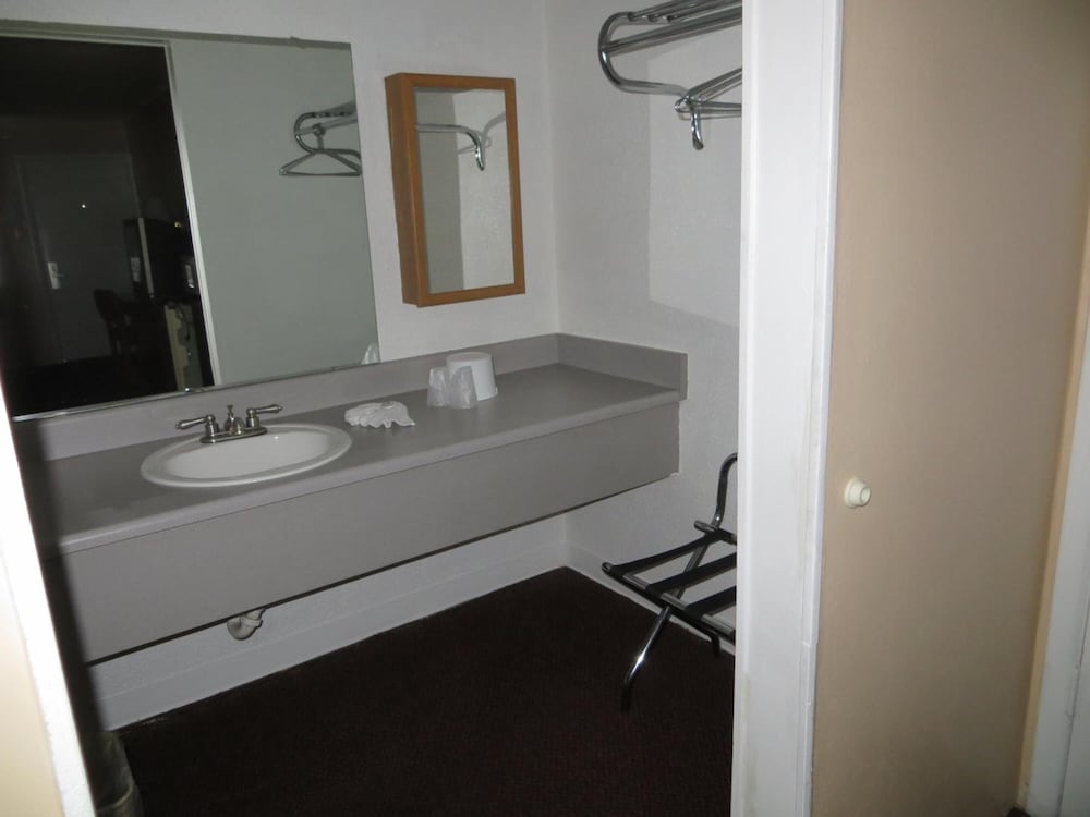 Premier Inns Metro Center - photo 32