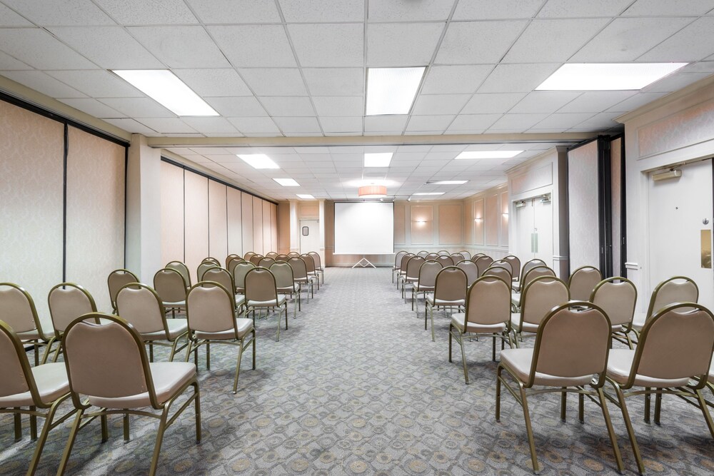 Quality Inn & Suites Hotel West Chester - photo 41