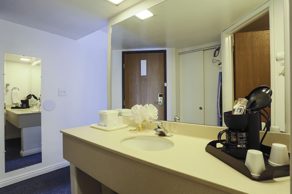 Airport Inn Hotel - photo 28