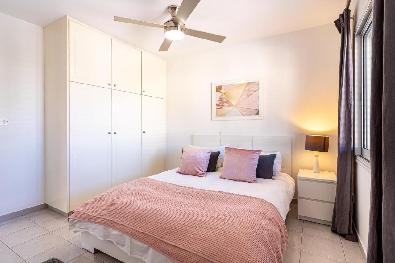 Summer Breeze holiday apartment with pool