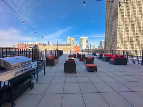 McCormick Place Amazing 2BR Suite with City View and Optional Parking for up to 8 guests Near Soldier Field and Lakefront Trail — 4-Star Luxury Hotel in Chicago, United States