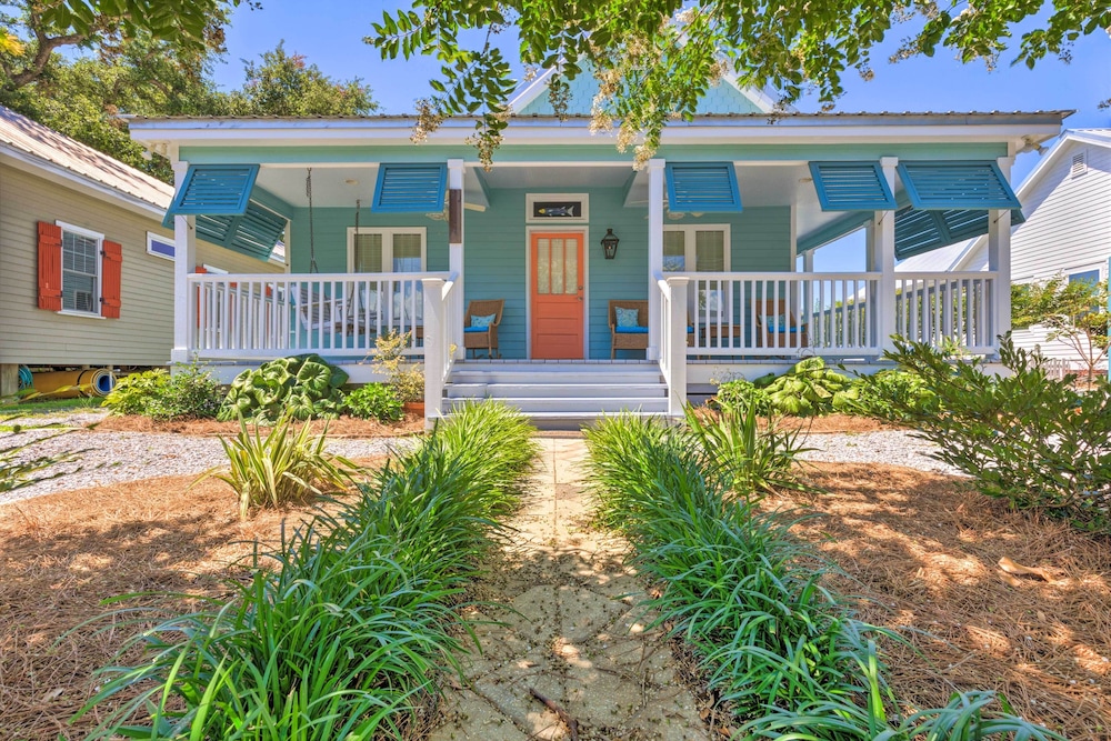 Cottage with Porch 3 Min Walk To Bay St Louis — 4-Star Luxury Hotel in Bay Saint Louis, United States