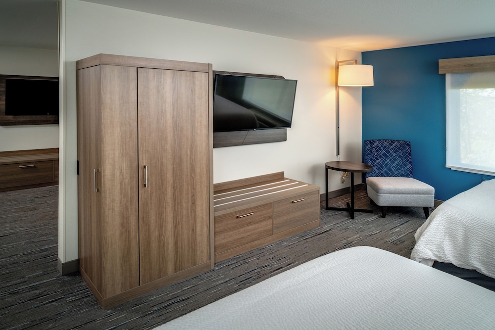 Holiday Inn Express and Suites Fairmont by IHG - photo 19