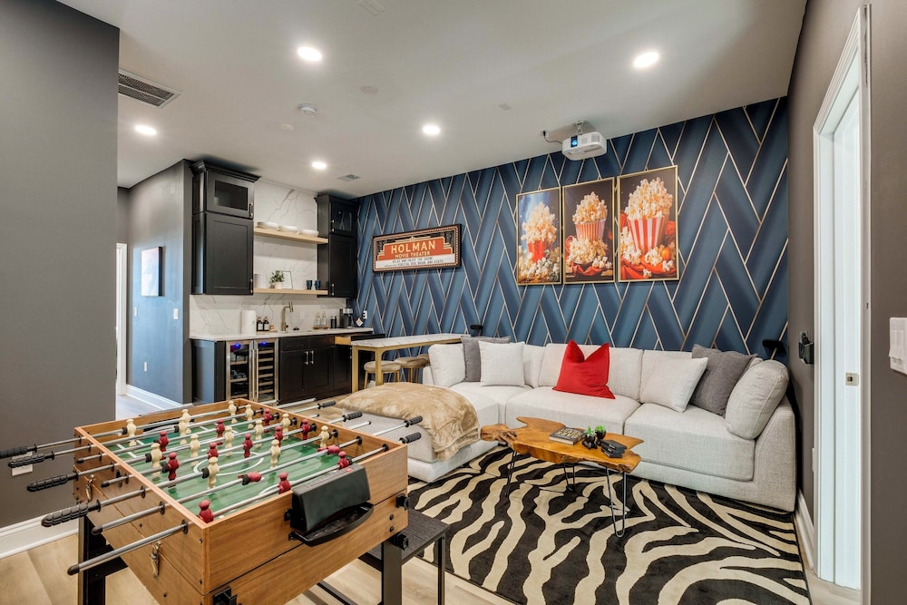 1 Mi to Dtwn: Hot Tub Haven in Richmond — 4-Star Luxury Hotel in Richmond, United States