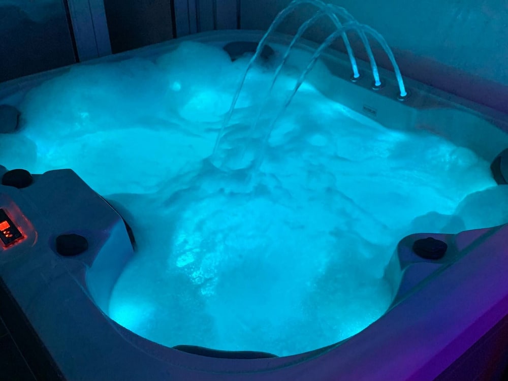 Get Away Home With Hot Tub Sleeps 4 17824605 — Peacehaven