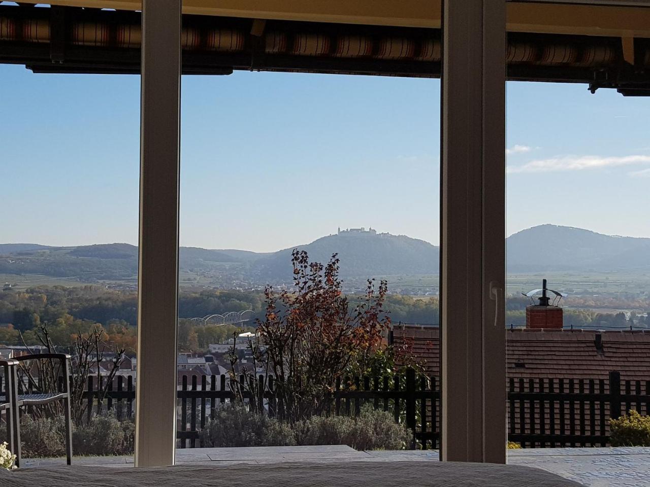 Blick Uber Krems Mit Terrasse — 4-Star Luxury Hotel in Krems An Der Donau, Austria