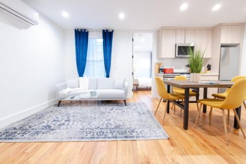 323 1 Specious 2BR Williamsburg — 4-Star Luxury Hotel in Brooklyn, United States