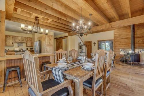 4Bdrm Cabin Retreat Mtn Views Family Gathering — 4-Star Luxury Hotel in Woodland Park, United States