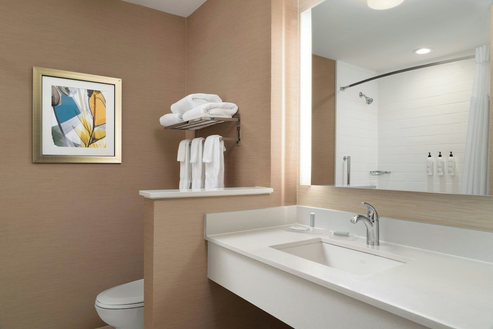 Fairfield Inn & Suites by Marriott London - photo 11