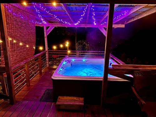 Creekside with views jacuzzi firepit arcade - last minute hotel in Unknown City