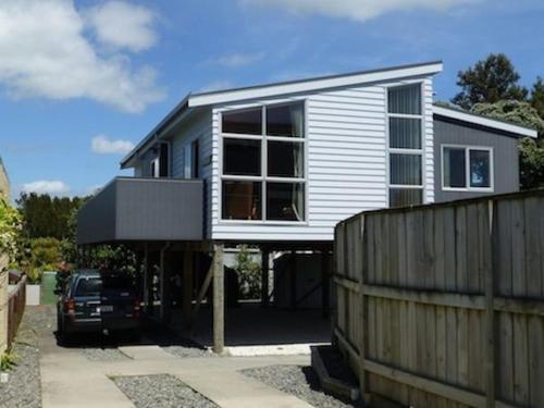 The Jandal Waihi Beach Holiday Home — 4-Star Luxury Hotel in Waihi Beach, New Zealand