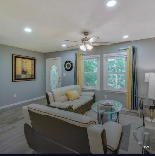 Athens home with Deck Near Sanford Stadium — 4-Star Luxury Hotel in Athens, United States