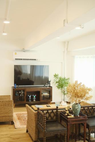 Private Full Floor Spacious 5BR in China Town