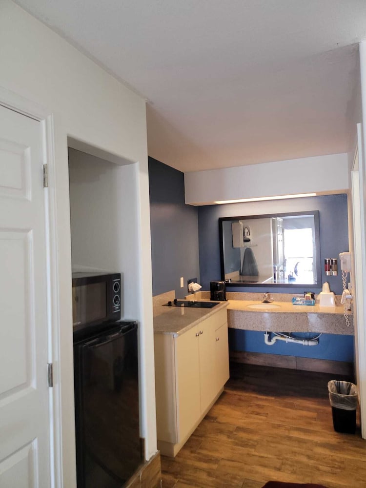 Texas Inn & Suites Raymondville - photo 41