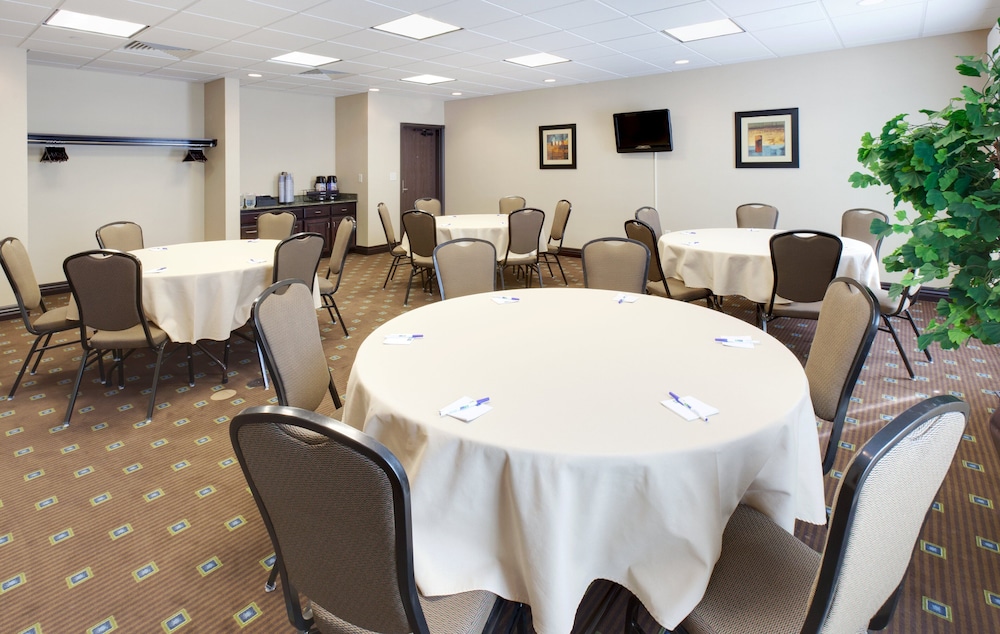 Holiday Inn Express & Suites Omaha I 80 by IHG - photo 27