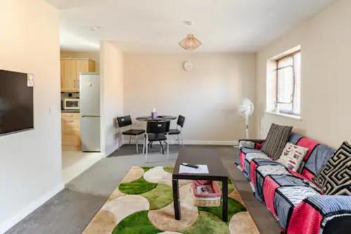 Lovely Apartment with Garden & Parking — 4-Star Luxury Hotel in Milton Keynes, United Kingdom