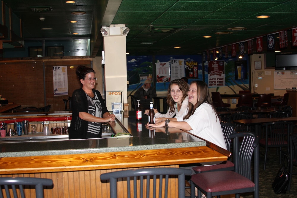 Gladstone Inn & Suites - photo 18
