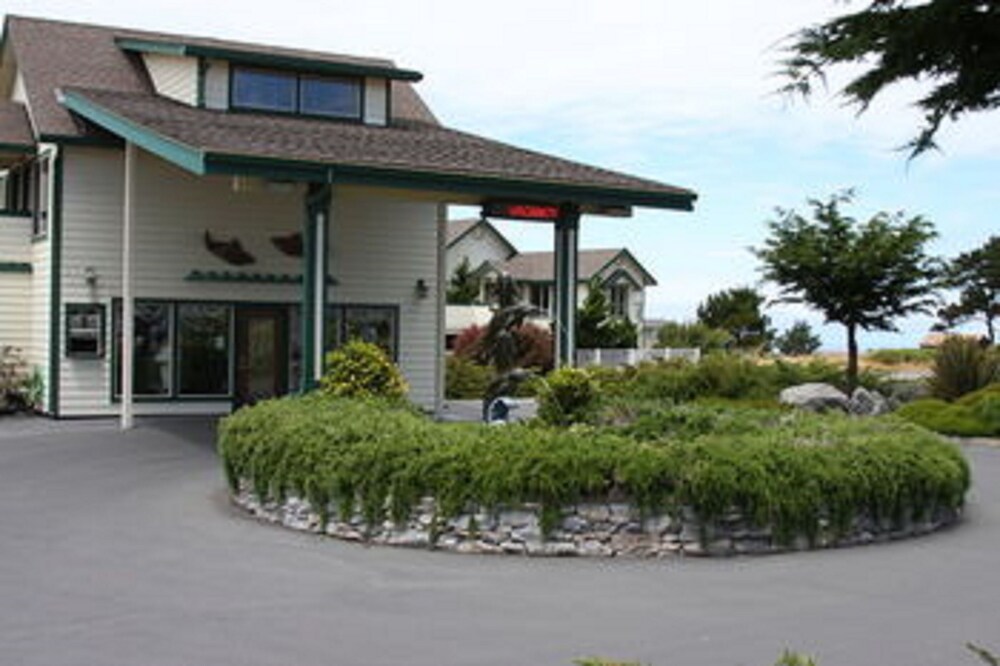 Emerald Dolphin Inn & Mini Golf - photo 44