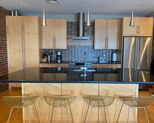Boston Harbor views Modern north end condo FREE PARKING — 4-Star Luxury Hotel in Boston, United States