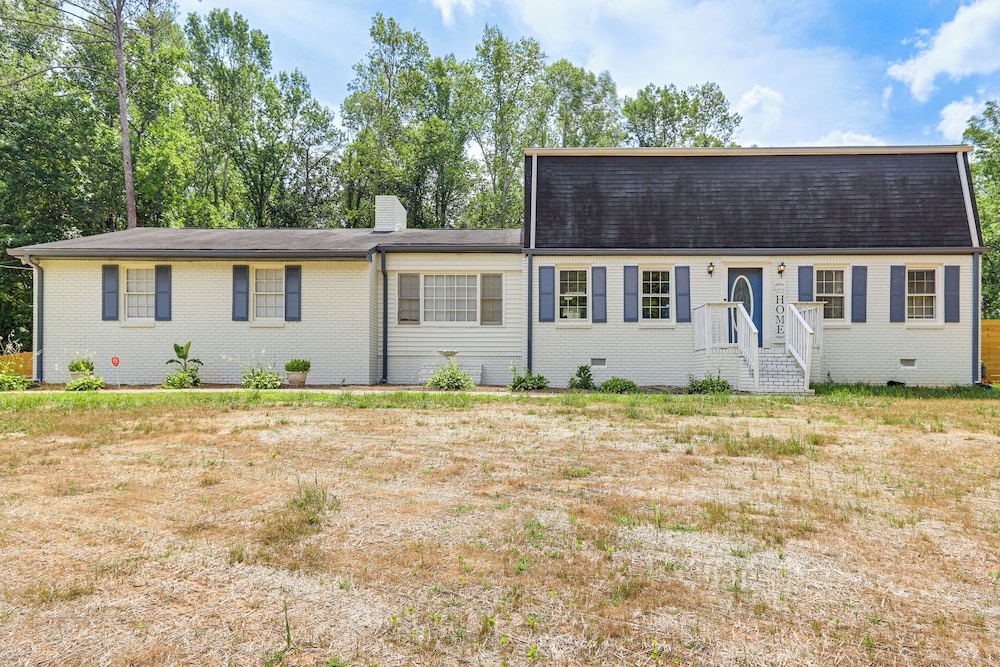 Entertainment ready Yard: Spacious Riverdale Home — Riverdale — photo 5