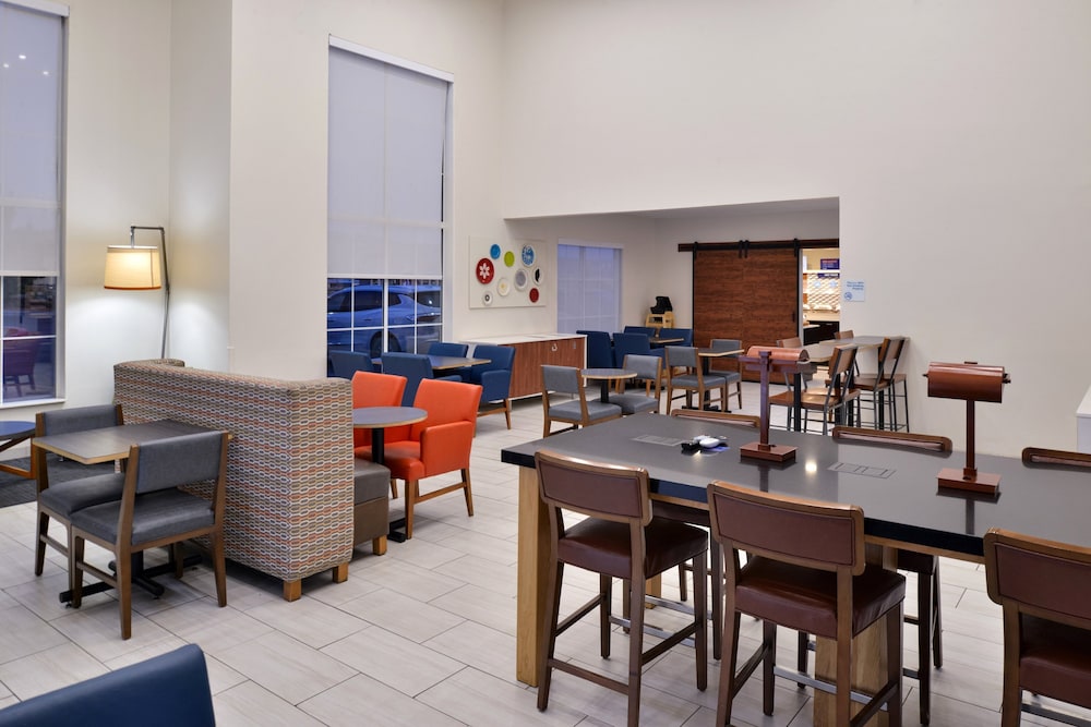 Holiday Inn Express Suites Farmington - photo 74