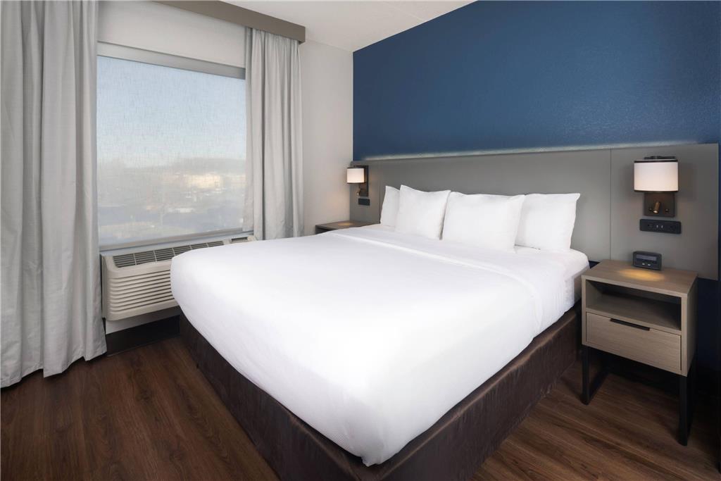 Comfort Suites Outlet Center - photo 7