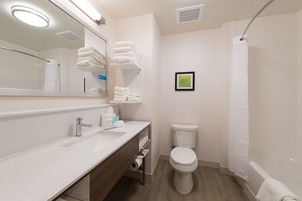 Hampton Inn & Suites Fayetteville - photo 29