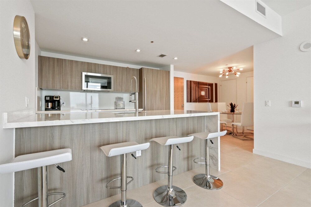 Top Fort Lauderdale Condo 7th Floor Private and Sanitized Hotel Amenities Free Parking for Stays Over 27 Days 400 ft From the Beach. Hosted by Super Host Fort Lauderdale - photo 7