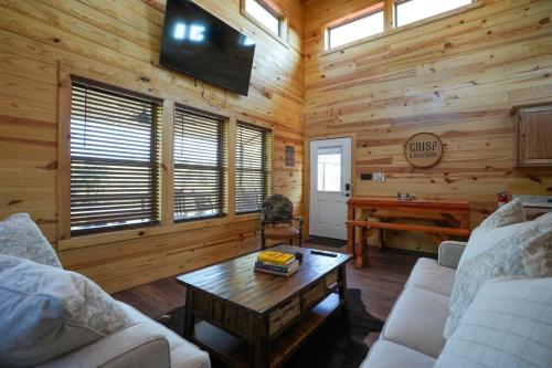 Cozy Modern Lux Cabin Hot Tub FirePit Games — 4-Star Luxury Hotel in Runaway Bay, United States