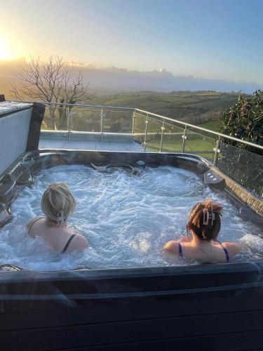 Dog friendly Roof top hot tub Panoramic views. in Torquay, United Kingdom