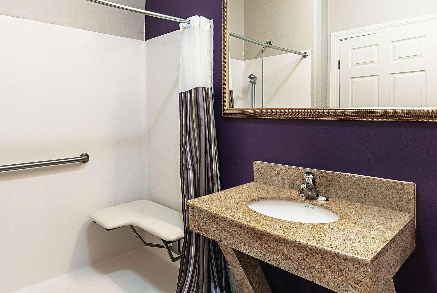 La Quinta Inn & Suites by Wyndham Alamo McAllen East - photo 8
