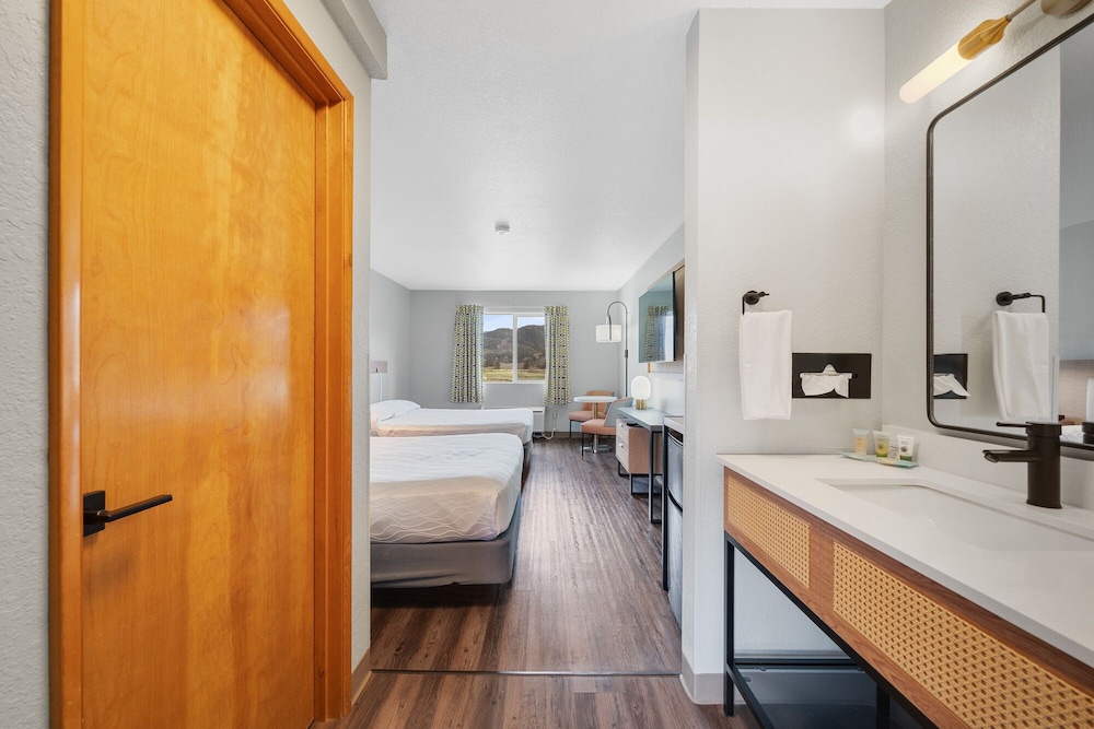 Garibaldi Inn at the Bay - photo 12