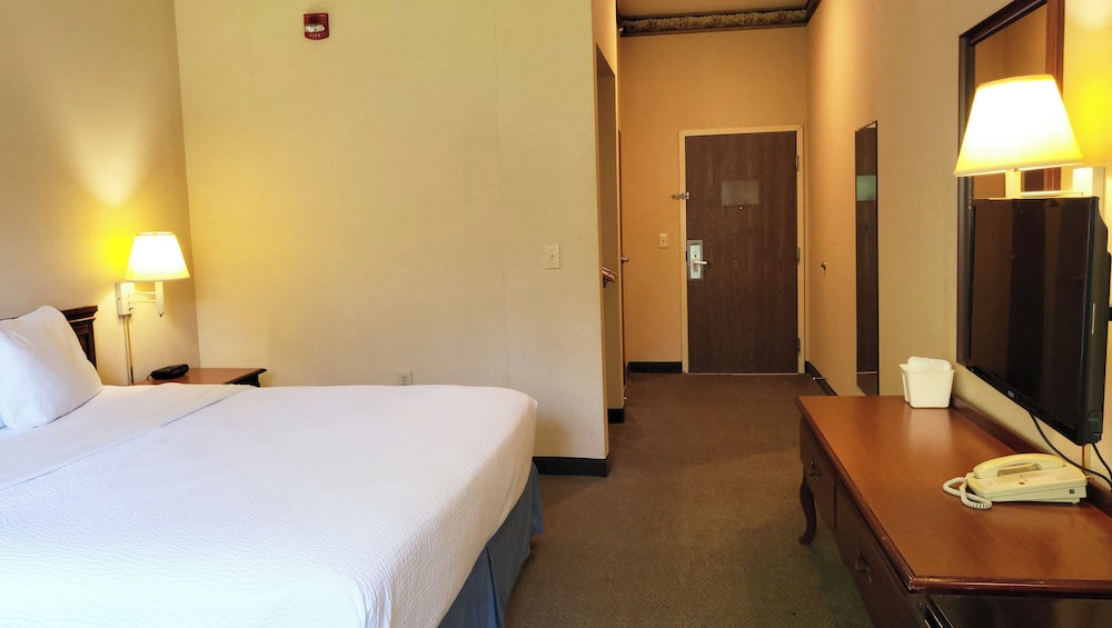 Magnuson Hotel West Liberty - photo 8