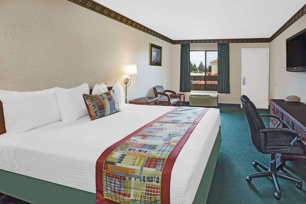 Travelodge by Wyndham Costa Mesa Newport Beach Hacienda - photo 11
