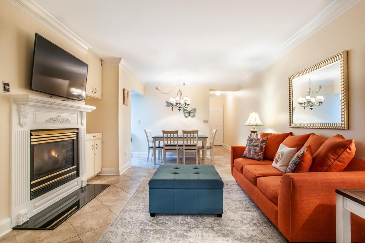 Dolly Dreams Fireplace Minutes to Dollywood in Pigeon Forge, United States