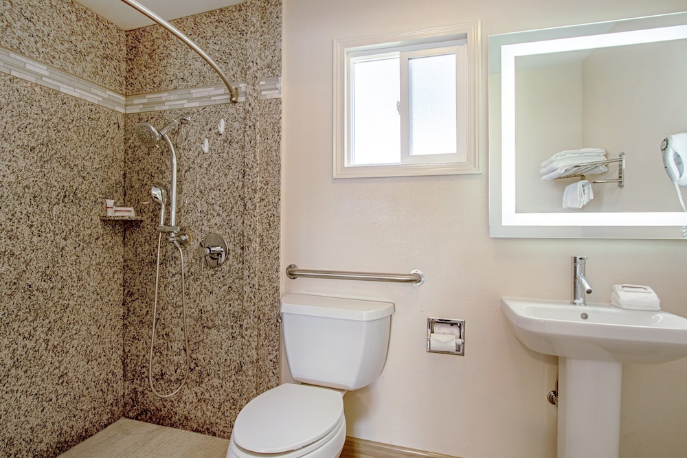Red Roof Inn & Suites Monterey - photo 28