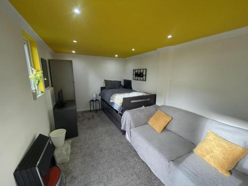 Single Room near Heathrow Windsor Legoland & Free Parking Onsite — hotel in Burnham-On-Sea