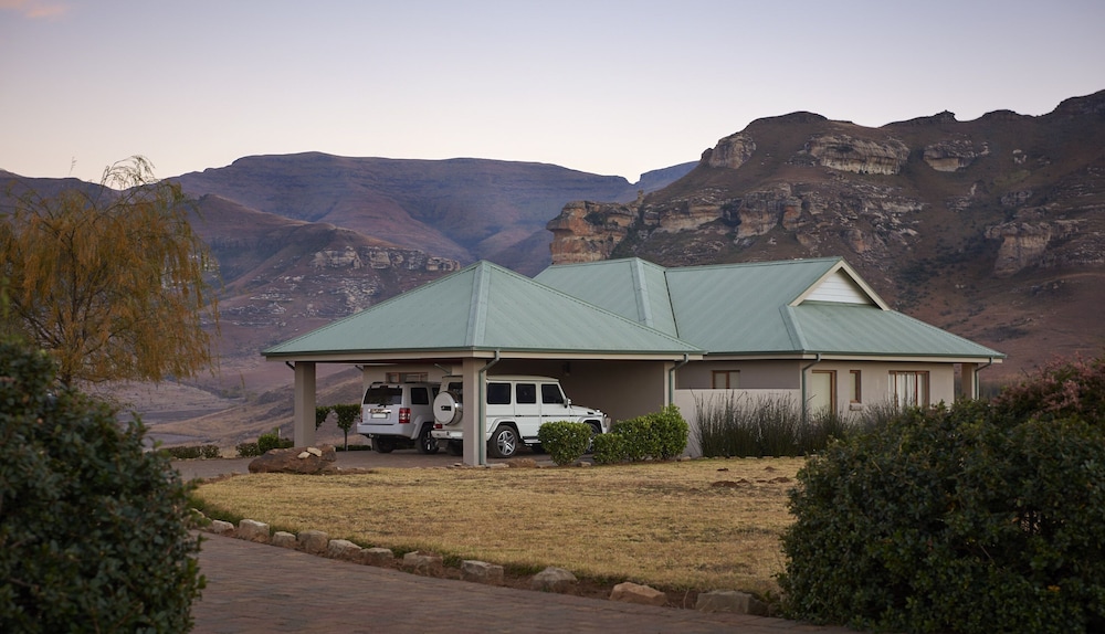 Dynasty Red Mountain Ranch — 4-Star Luxury Hotel in Clarens, South Africa