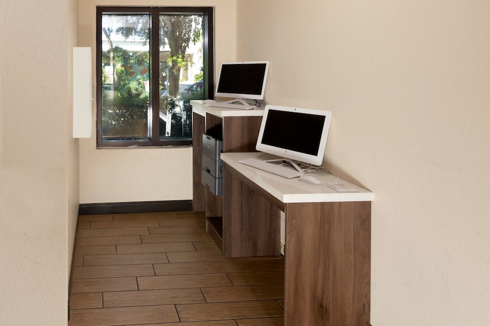 Red Roof Inn PLUS Miami Airport - photo 23
